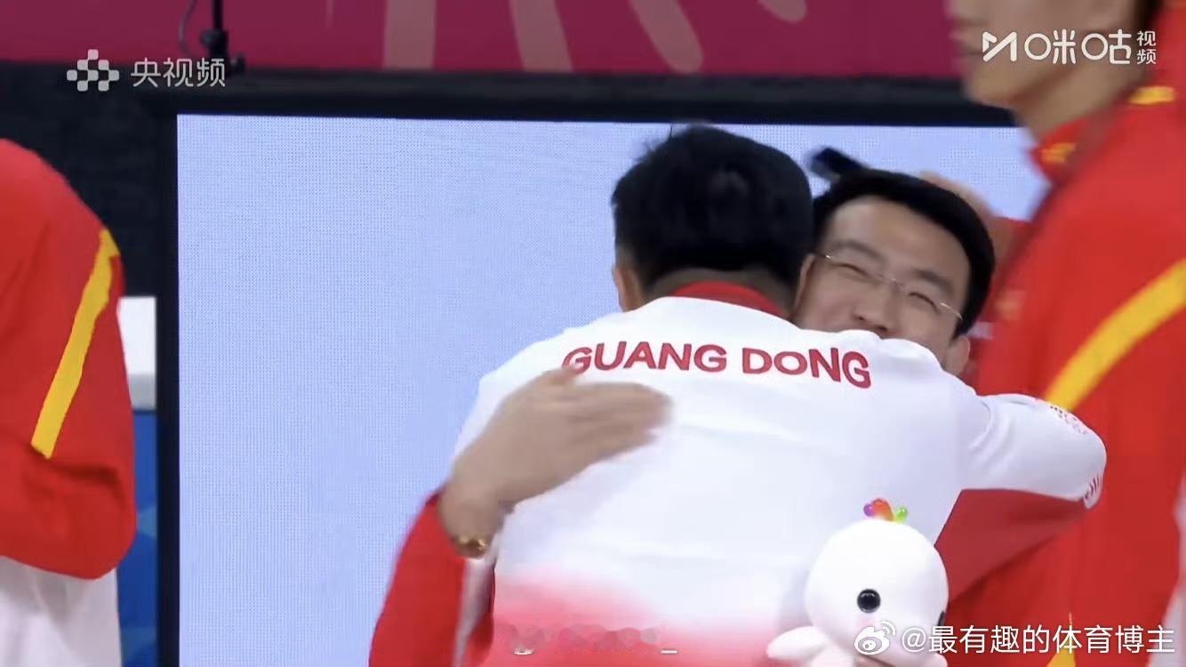 我现在才看出来杜锋和王博紧紧相拥，真怀疑这俩人庆祝我辽获得第四名