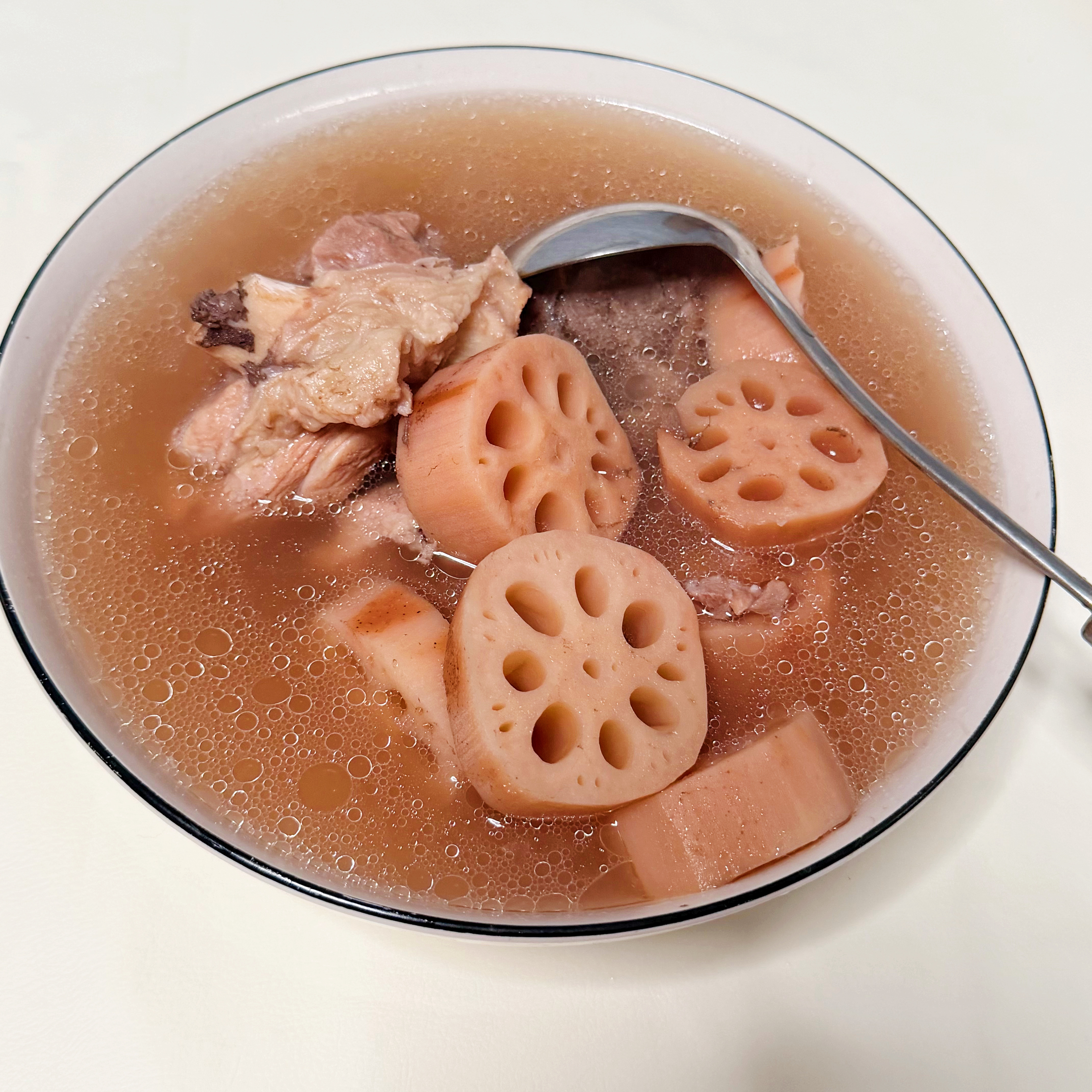 唯有美食不可辜负  三个人就简单随便做点778图1 莲藕筒骨汤图 2 三文鱼刺身