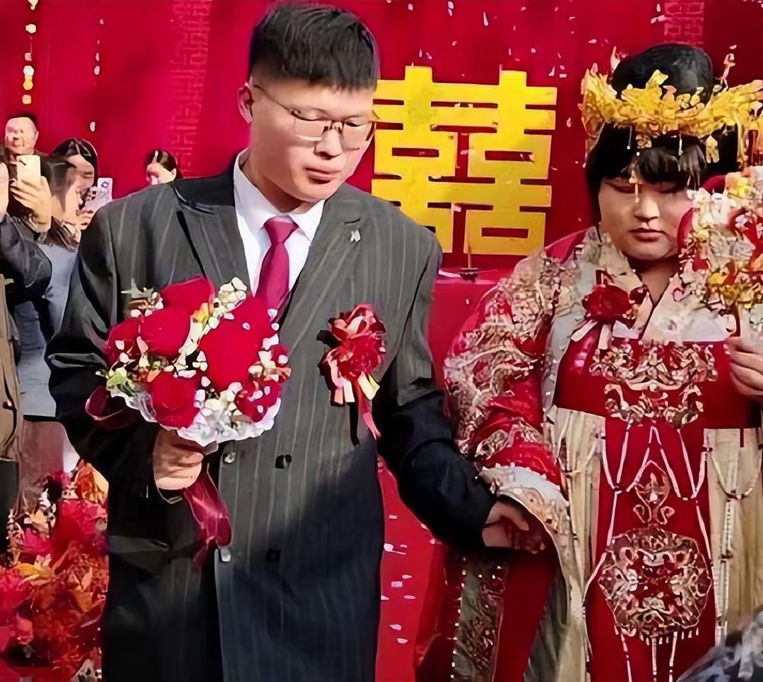 大衣哥的女儿如今终于找到了好的归宿，并不是网友曾经猜测的，公务员或者老师。
仅仅