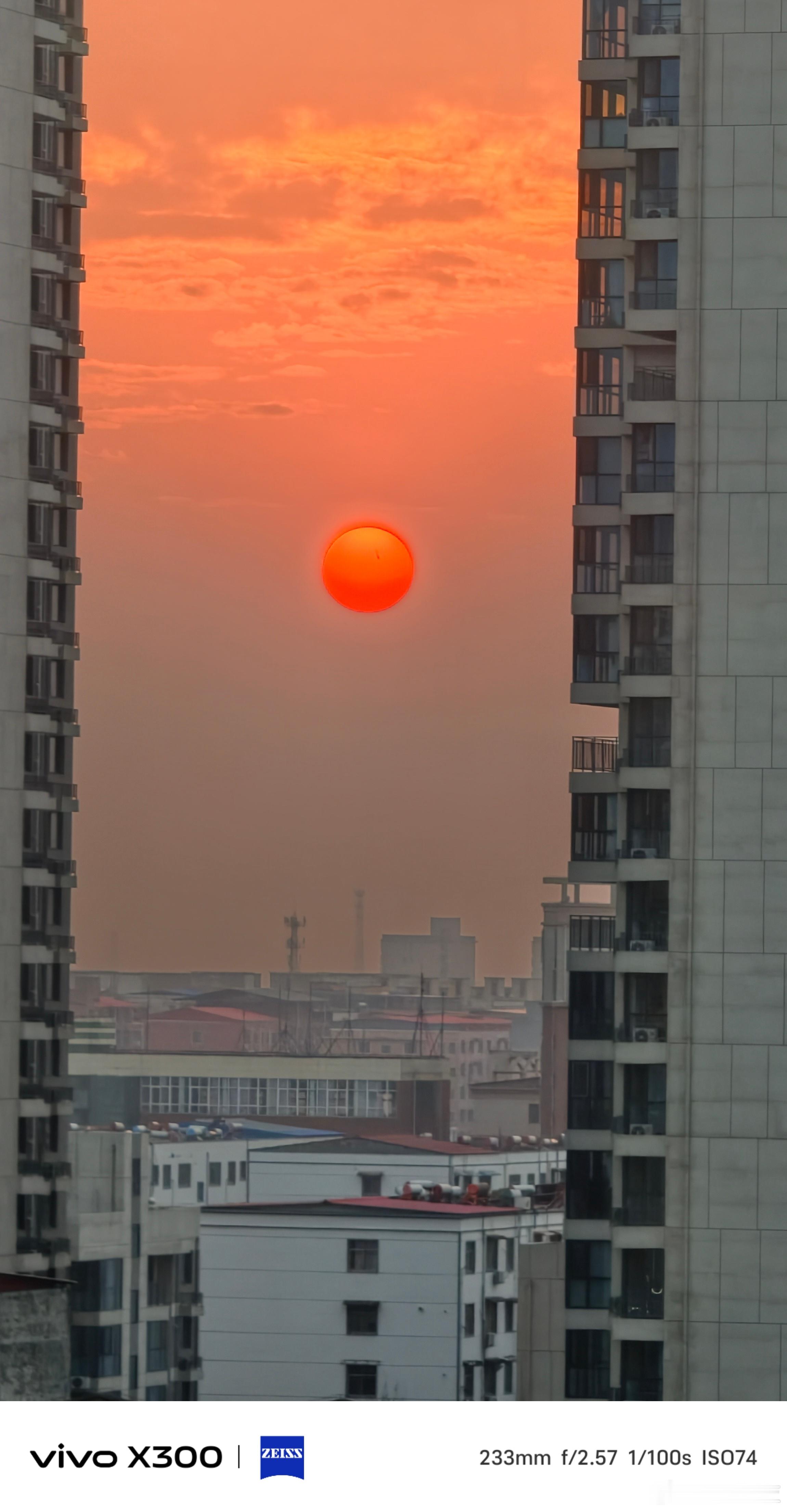用vivo  x300随手拍下了，窗外的一抹夕阳!确实美不胜收!vivovivo