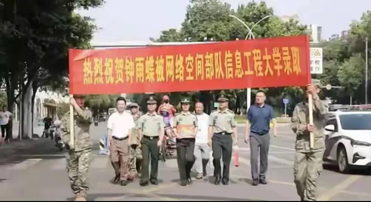 成都青白江考生钟雨蝶高考斩获647分，这份优异成绩足以冲刺川大、电子科大等顶尖9