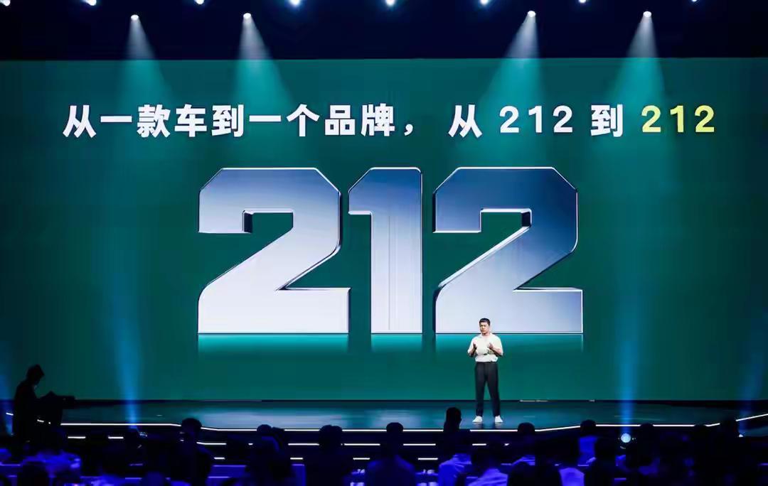 华东车讯[超话]  刚刷了个视频，212试驾翻车了。其实对于有越野情怀的人来说，