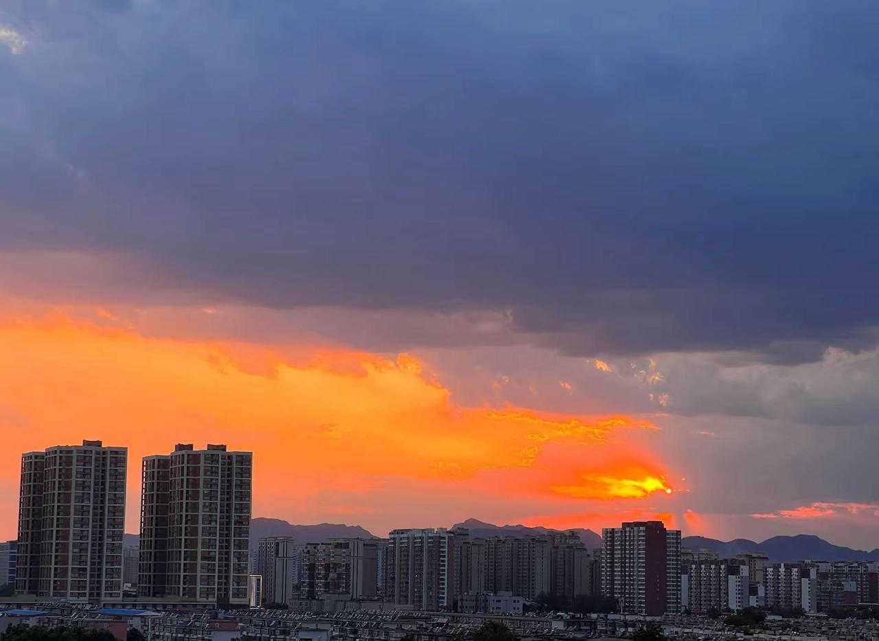 今年的天气简直就是“气象万千”！晚来一霎风兼雨，洗尽炎光。理罢笙簧，却对菱花淡淡