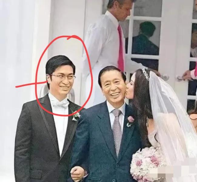 我发现，
李兆基生前最疼爱的就是他的儿媳徐子淇，
婚礼上她的老公竟然吃醋了，看他