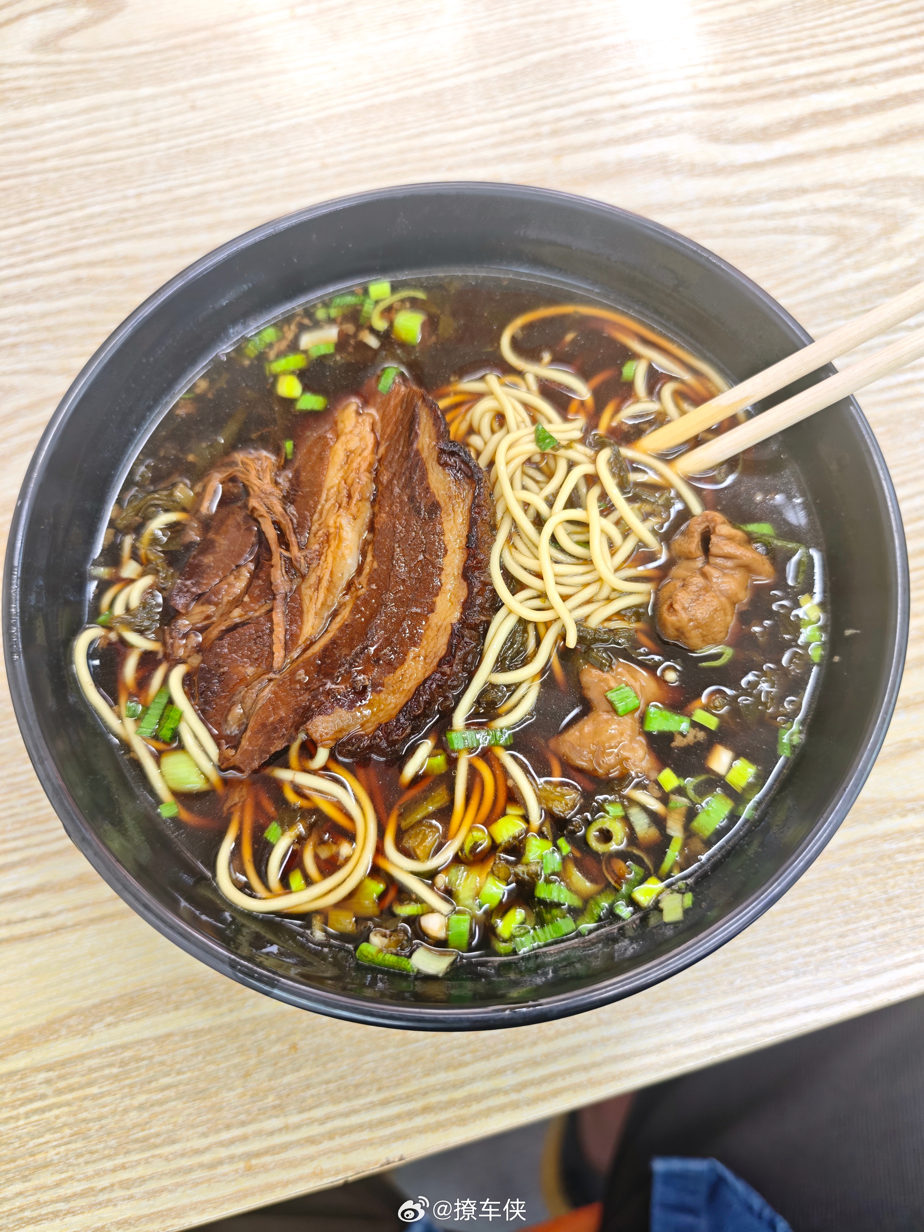 车太脏了，洗了一个多小时了还没洗好先吃碗儿面条当午饭了，大肉非常双拼好好吃饭