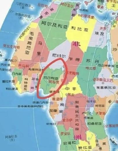 快讯！美国政府搞了个声东击西。美国把军舰航母气势汹汹开到委内瑞拉周边，以打击毒贩