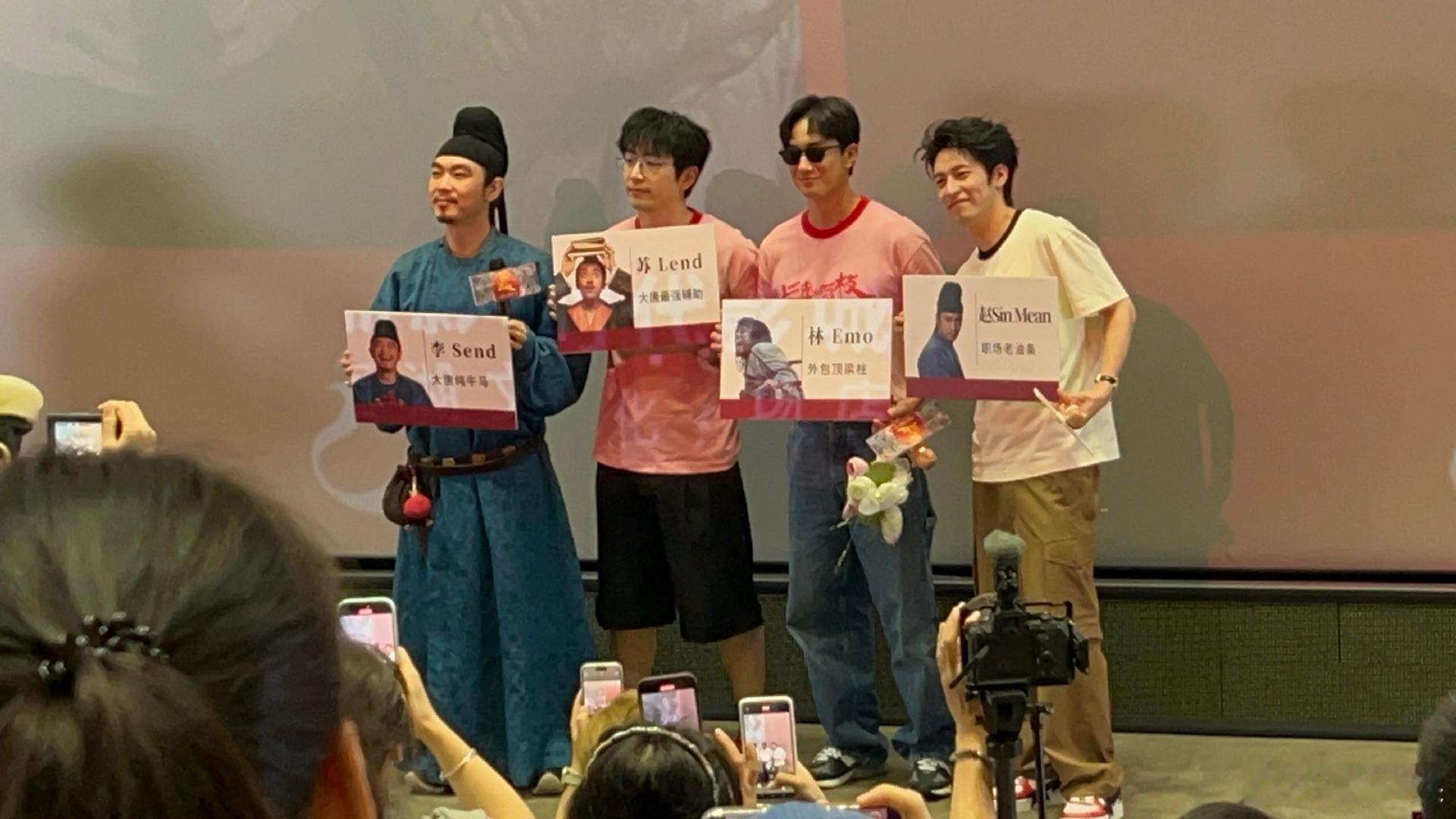 赵一博长安的荔枝路演送彩椒赵一博给大鹏送十个勤天彩椒  赵一博长安的荔枝路演路透
