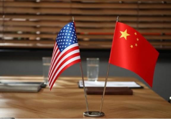 很多人以为中美的矛盾是中国的崛起威胁到了美国老大的地位，中国想上去而美国不愿意下
