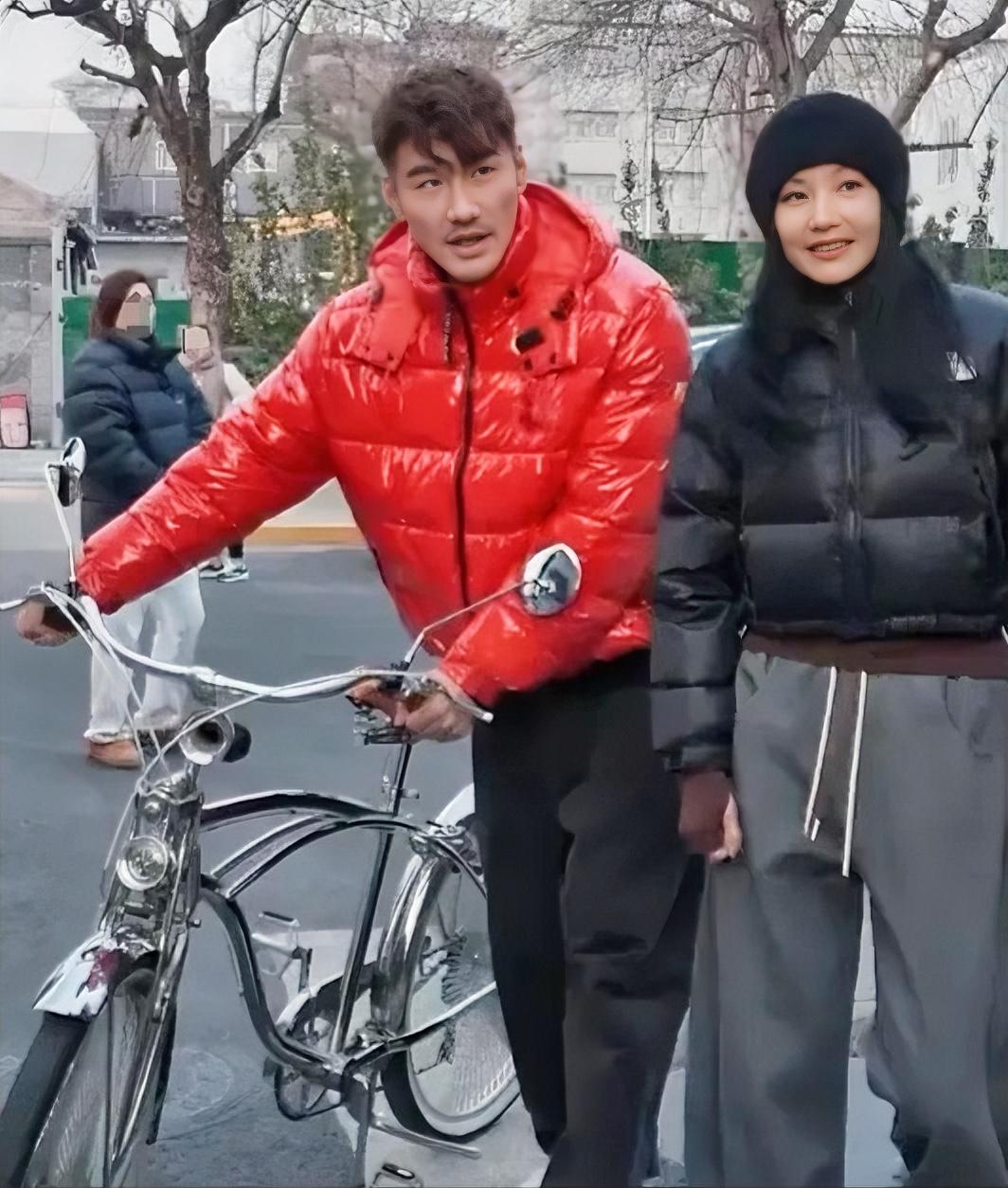 胡兵与瞿颖相识35年，初代超模CP红遍全国，曾多次错过表白时机。

如今各自安稳