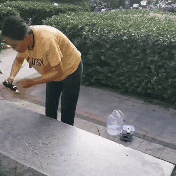 这是投毒！2024年8月5日，河北廊坊，男子在小区散步时意外发现，一陌生大妈正在