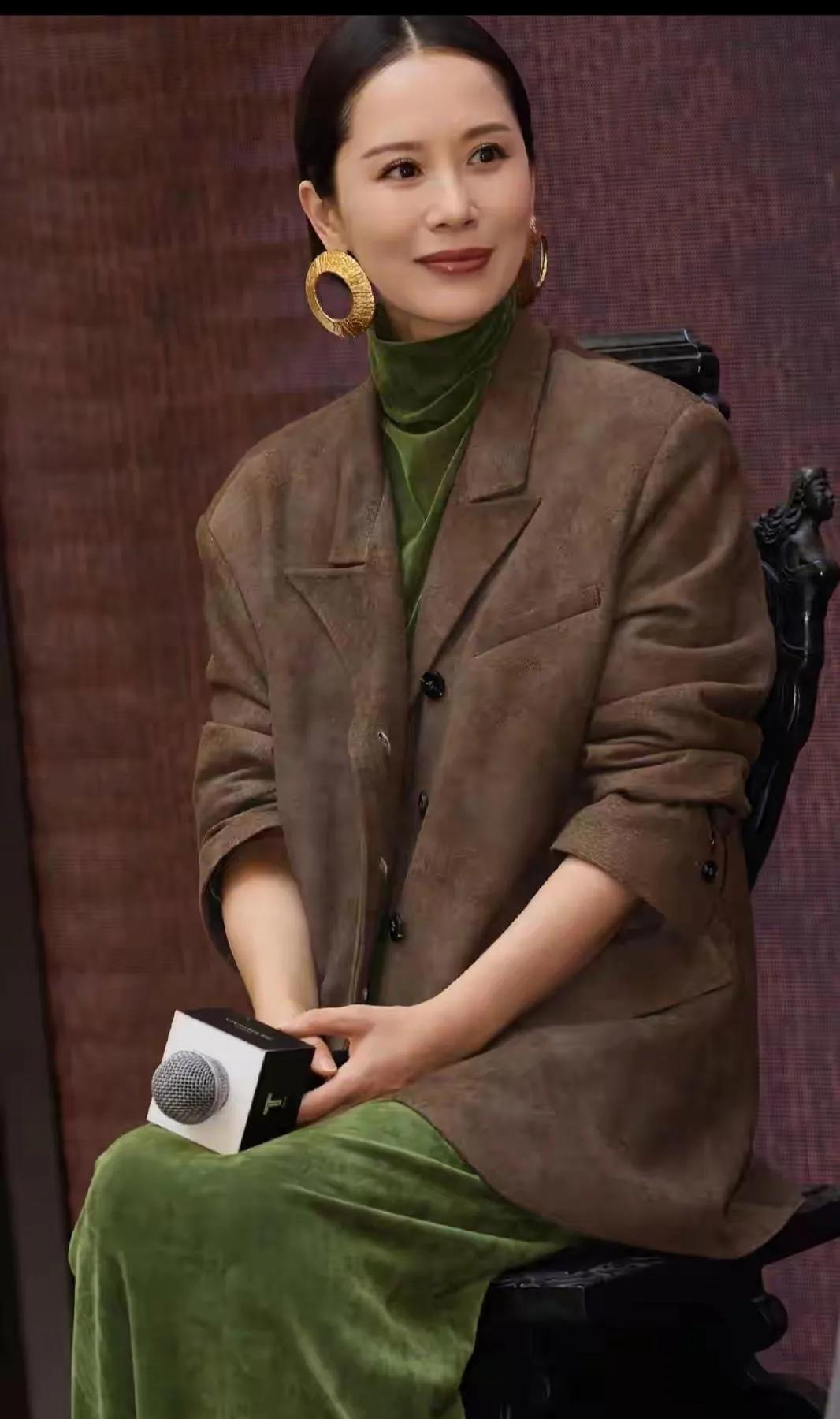 海清这组造型太绝了！墨绿丝绒+棕西装穿出成熟大女主气场
 
海清的新造型直接把“