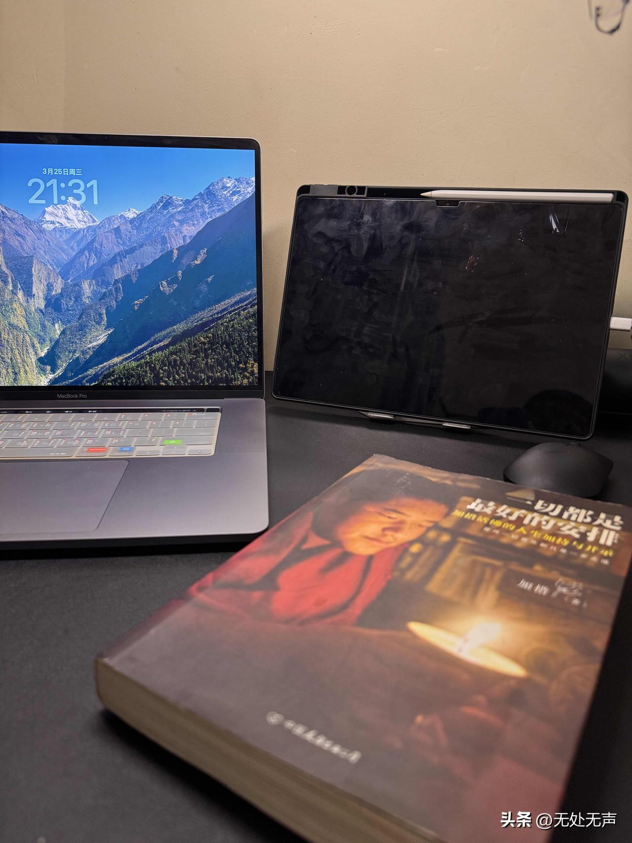 很久没有整理书桌了，灰尘不少，擦净书桌。
一杯茶，一本书，一炷清香，一支烟。
烦