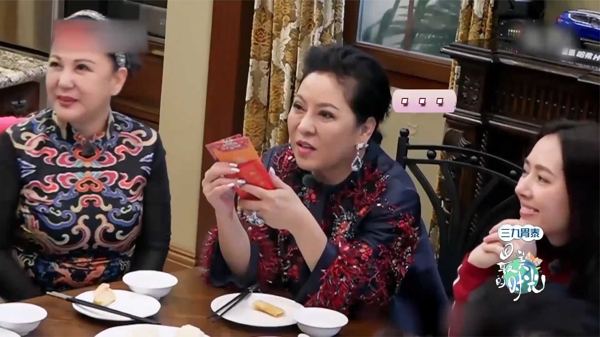 郭碧婷给向太拜年，向太让她喊妈咪，一声妈咪要到两个大红包！