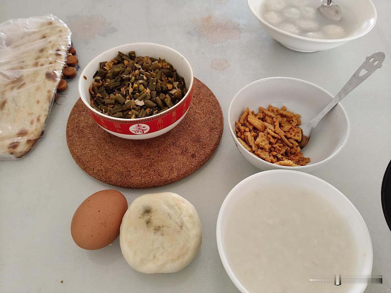今天恢复正常饮食，早晨一不留神就吃过量了。
本来，早晨起来先来一杯温开水，喝水时