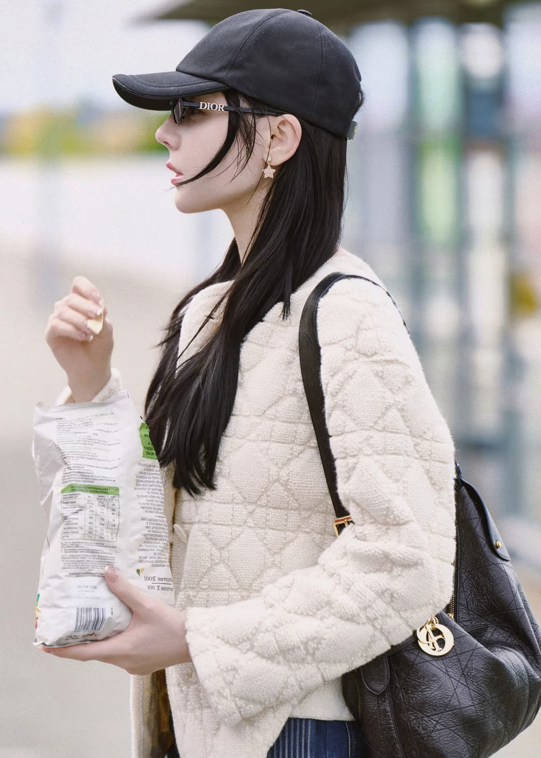 迪丽热巴 出发巴黎时装周