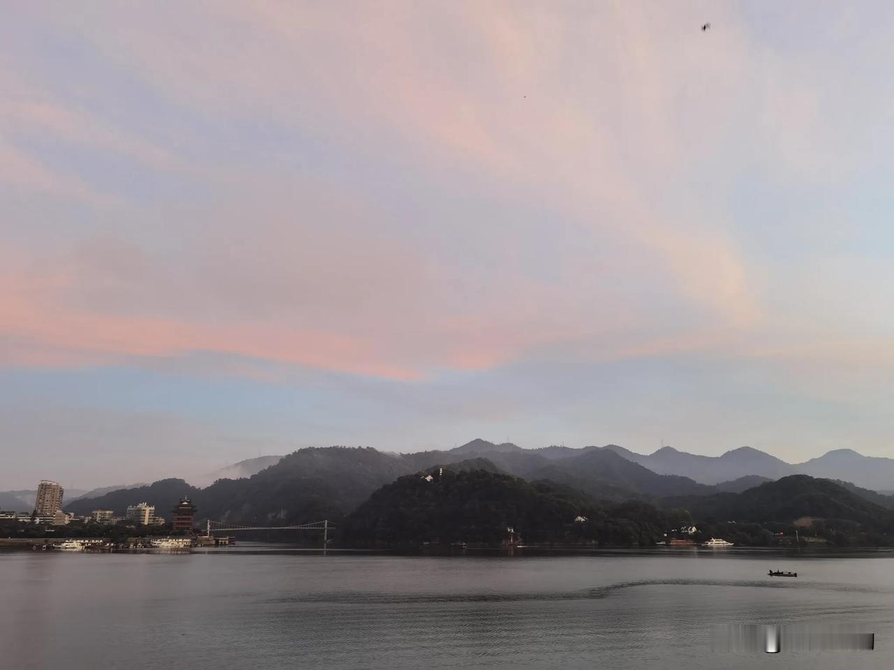 悦己者自成山海，乐己者心宽福来