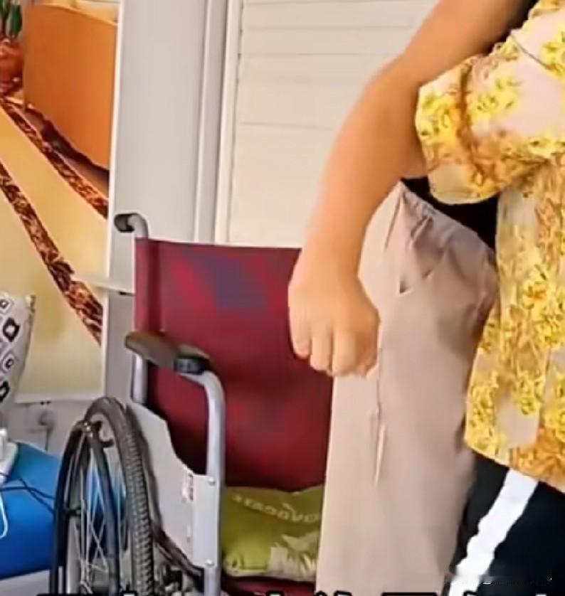 看见一个视频 讲一对夫妻离婚多年，男子父母去世了，他本人又得了重病，生活无法自理