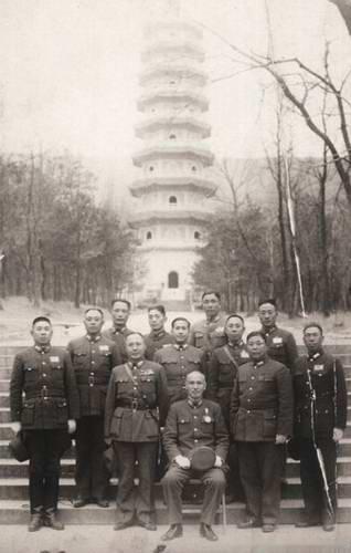 1946年2月，抗战胜利后，蒋介石与国民政府高级将领在南京灵谷寺阵亡将士纪念塔（