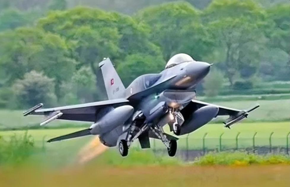 【F-16战机的历史和性能如何】
作为全球产量超4900架、服役超50年的“三代