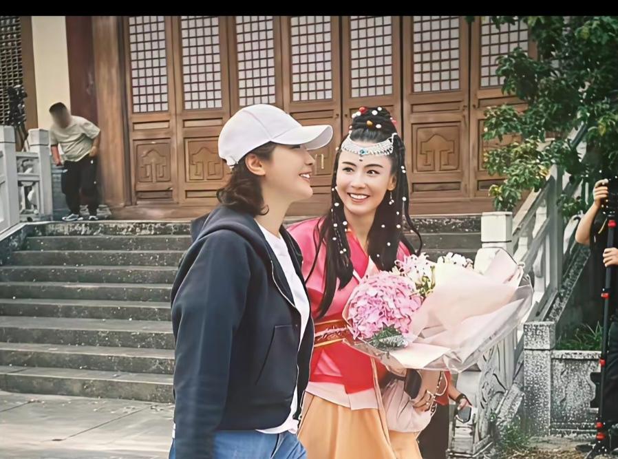 张柏芝太有面儿了！黎姿去探班，周星驰为她录VCR。参加《繁花2》这阵仗也是没谁能