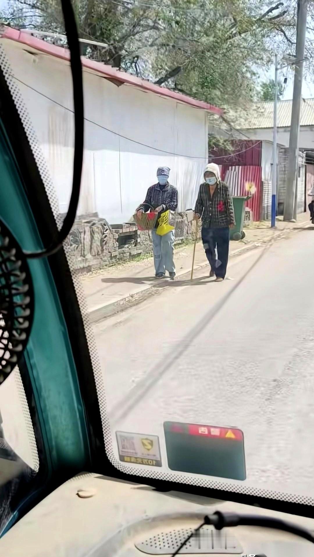 今天网上传开的一个画面，硬是让无数网友停下划手机的手，把图片放大了来回看。
大街