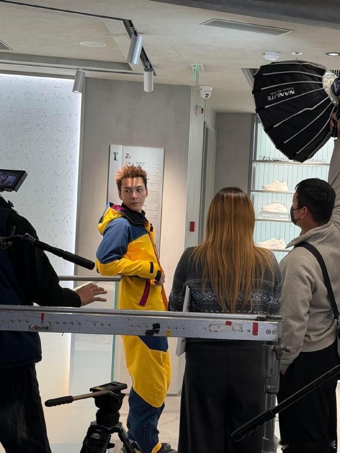 陈伟霆满40减20 家人们谁懂这种惊喜！陈伟霆生图状态超好，和十年前比几乎没变，