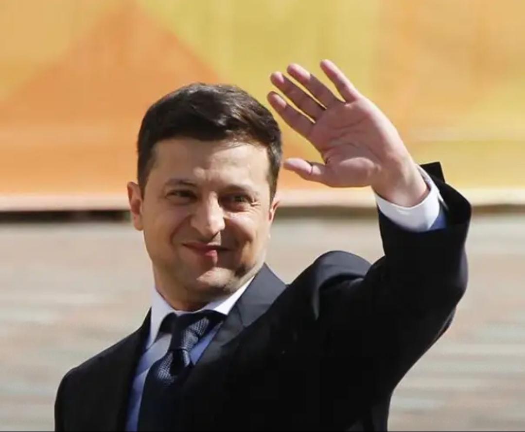 泽连斯基作别乌克兰。三年多的抗争，国土越打越少，兵员缺乏，军火缺乏，特别是由于美