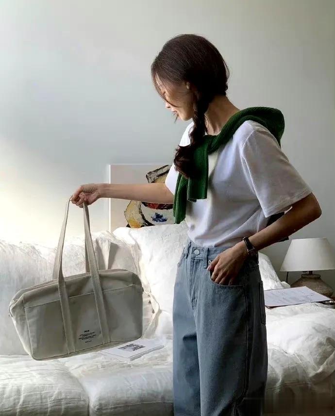简单随性的春日𝐥𝐨𝐨𝐤指南│针织单品和衬衫的搭配经典耐看～
      