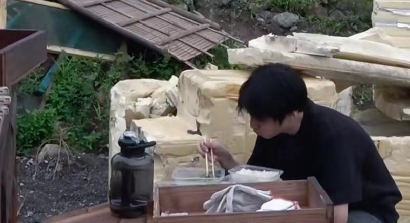 怪不得小凯看起来那么瘦呢，为了更贴近角色，拍戏时吃的基本都是素菜，米饭碳水都不怎