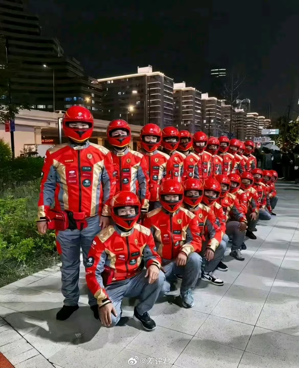 京东外卖新制服，法拉利大战迈凯伦。。。法拉利：Mission Win Now京东