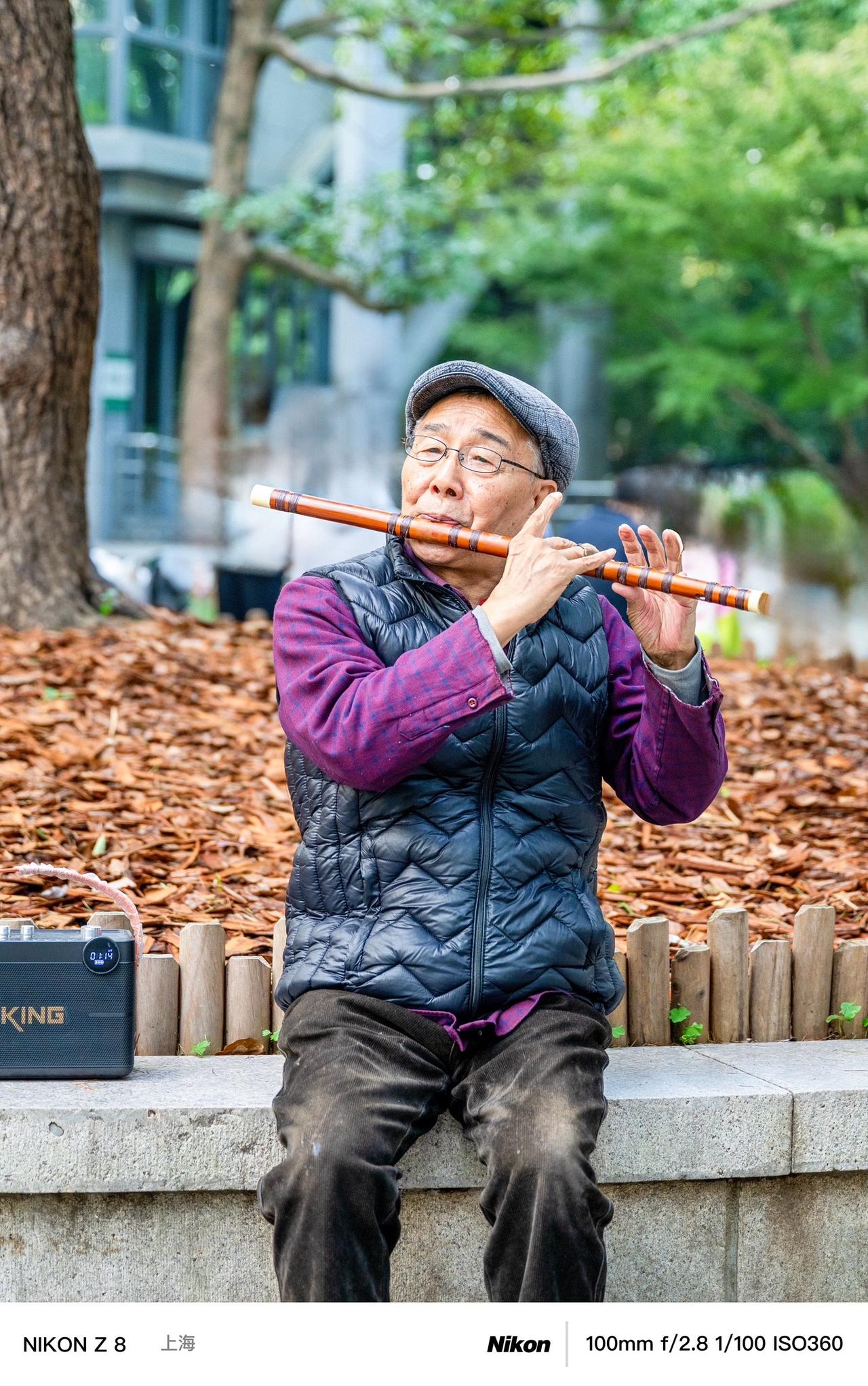 主题：怡然自得……
背景：公园里发现一位老人，旁若无人的在吹笛子，旁边放了一个K