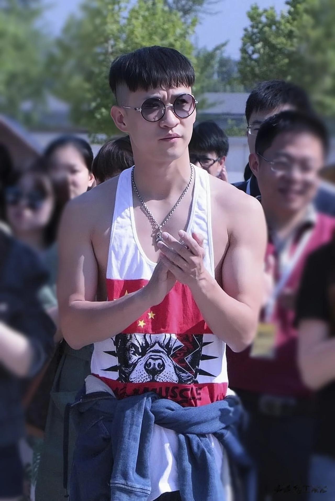 一次，曹云金探望金文声，金文声拿出一块肥肉，一边切土豆一边说:小金子，这土豆片不