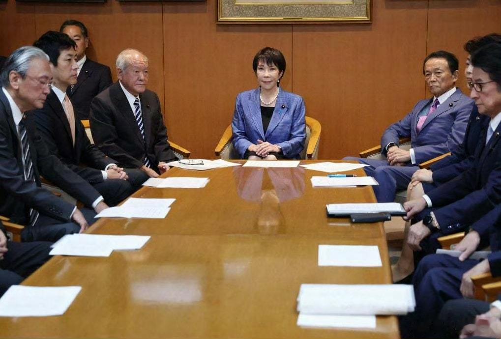 日媒报道，麻生太郎表态赞同高市早苗的涉台言论。麻生声称，高市只是态度坚定地重申日