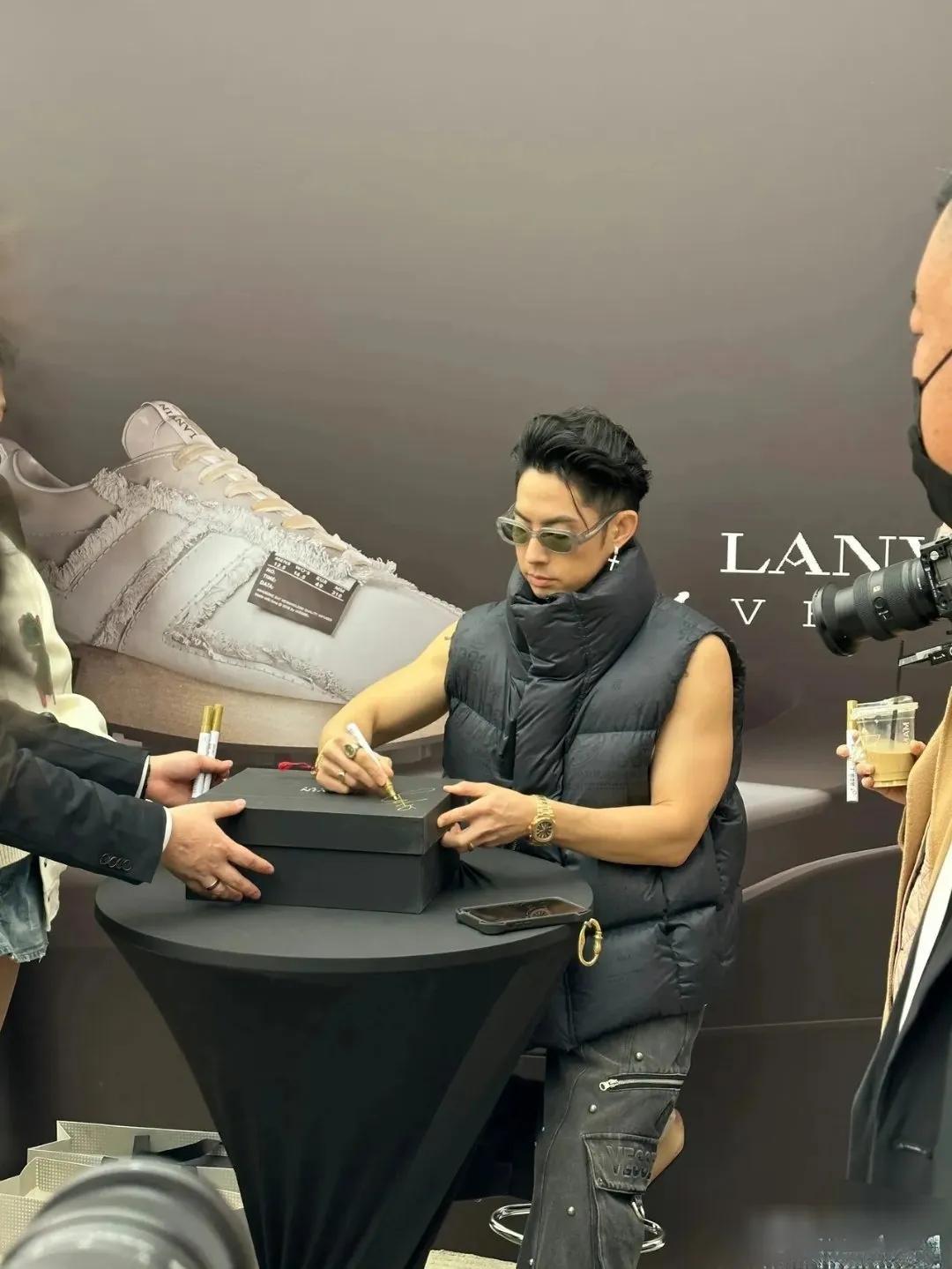 #冬日生活打卡季#吴建豪这是过的是冬天还是夏天[抠鼻]
吴建豪好像每次亮相都挺时