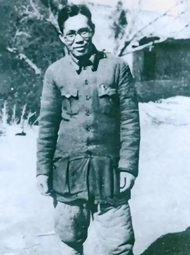 1948年底，南京燕子矶。 江风刮得很冷。 国民党军警把一个戴深度近视镜的瘦子推