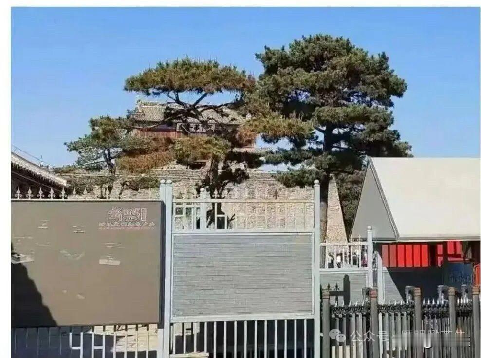 河北秦皇岛山海关天下第一关景区门口安装了栅栏，背景墙，并种植多棵高大树木，导致在