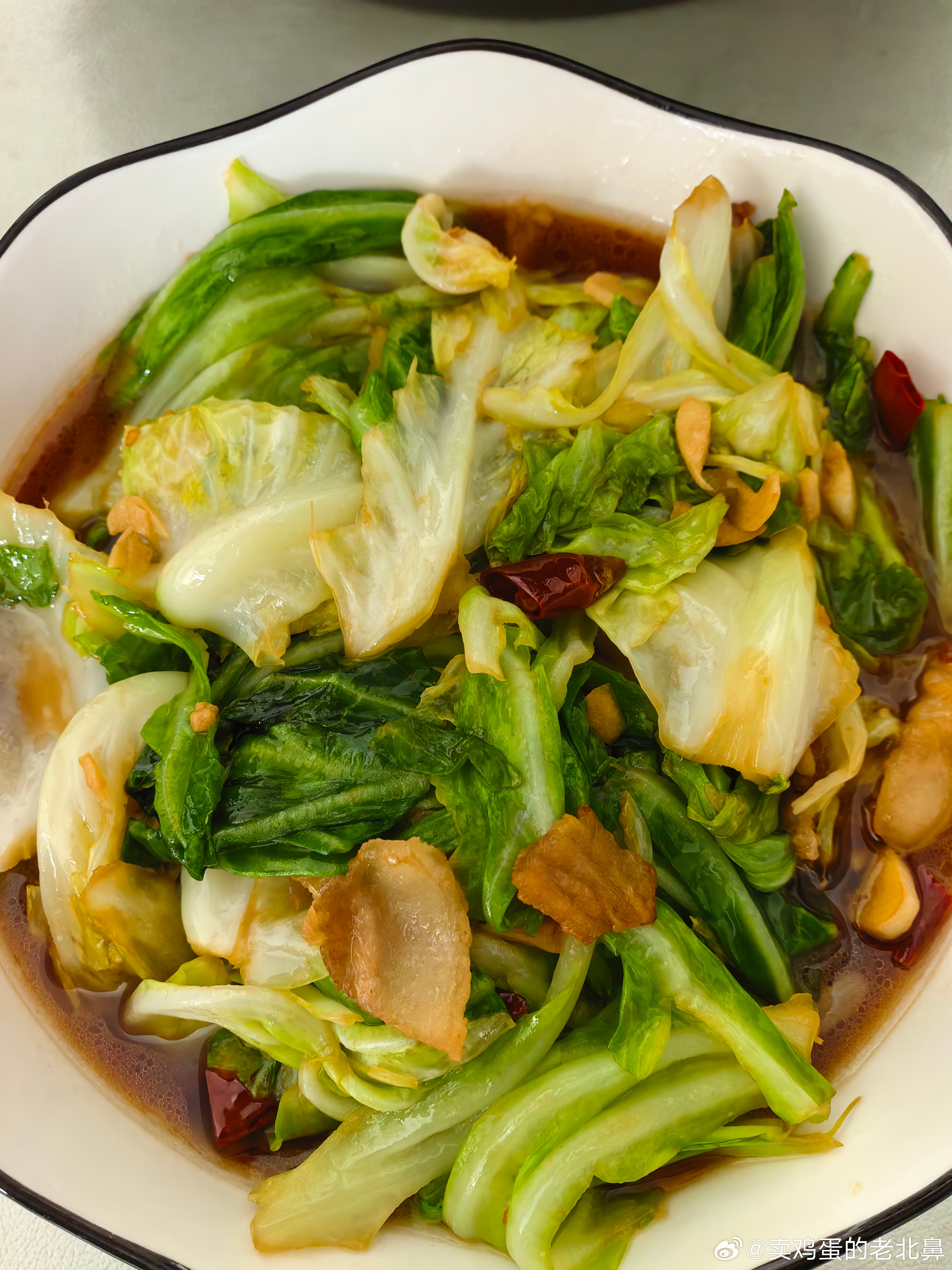 想着烧炖漂亮饭。但是这干锅鱿鱼虾烧的黢黑。一点儿也不漂亮。拿起筷子吃了两口鱿鱼和