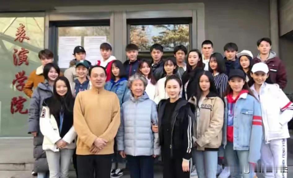 徐梓钧北影表演系多张同学合照，这一堆女孩中，关晓彤的颜值不是最出众的，周也排不进