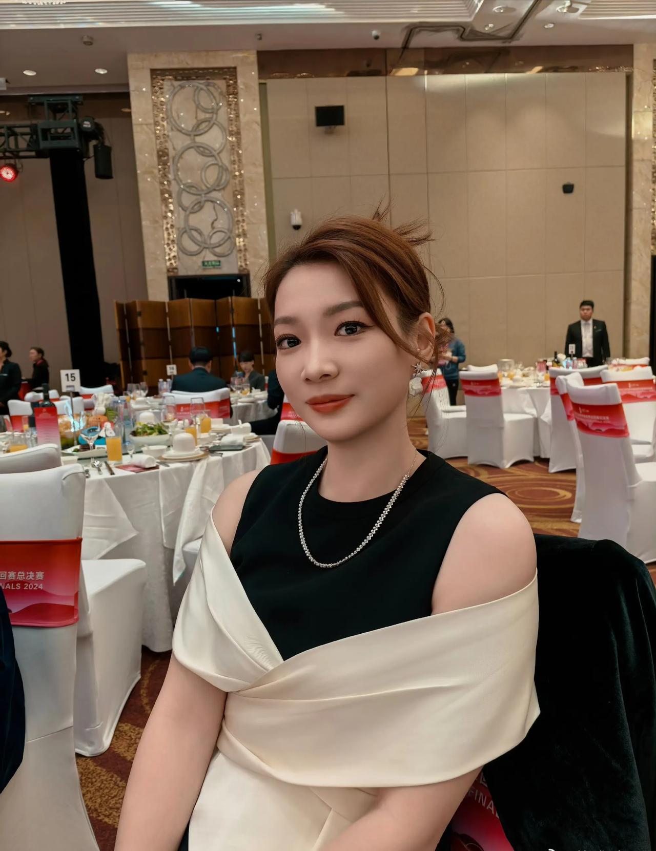 黄雅琼这是参加那个宴会拍的照片啊？时尚黄色的秀发，一字峨眉，一对如黑色宝石般闪耀