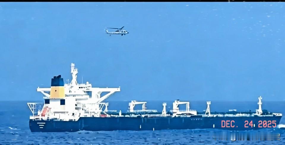 美国公然扣押委内瑞拉原油的行径，尽显霸权主义本质，其无视国际法准则与国际社会反对