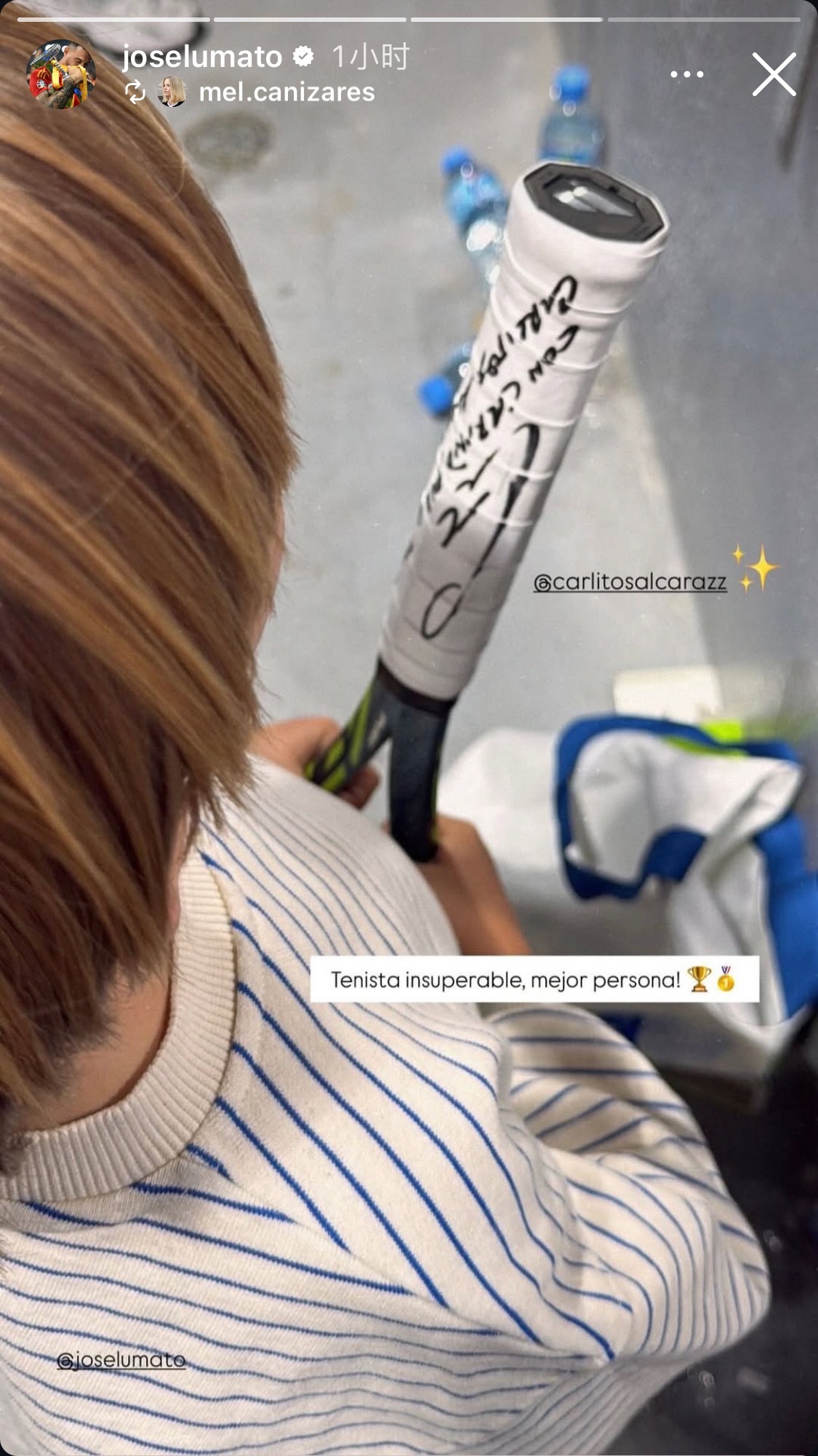 妹夫哥的孩子收到阿卡的签名球拍了🎾