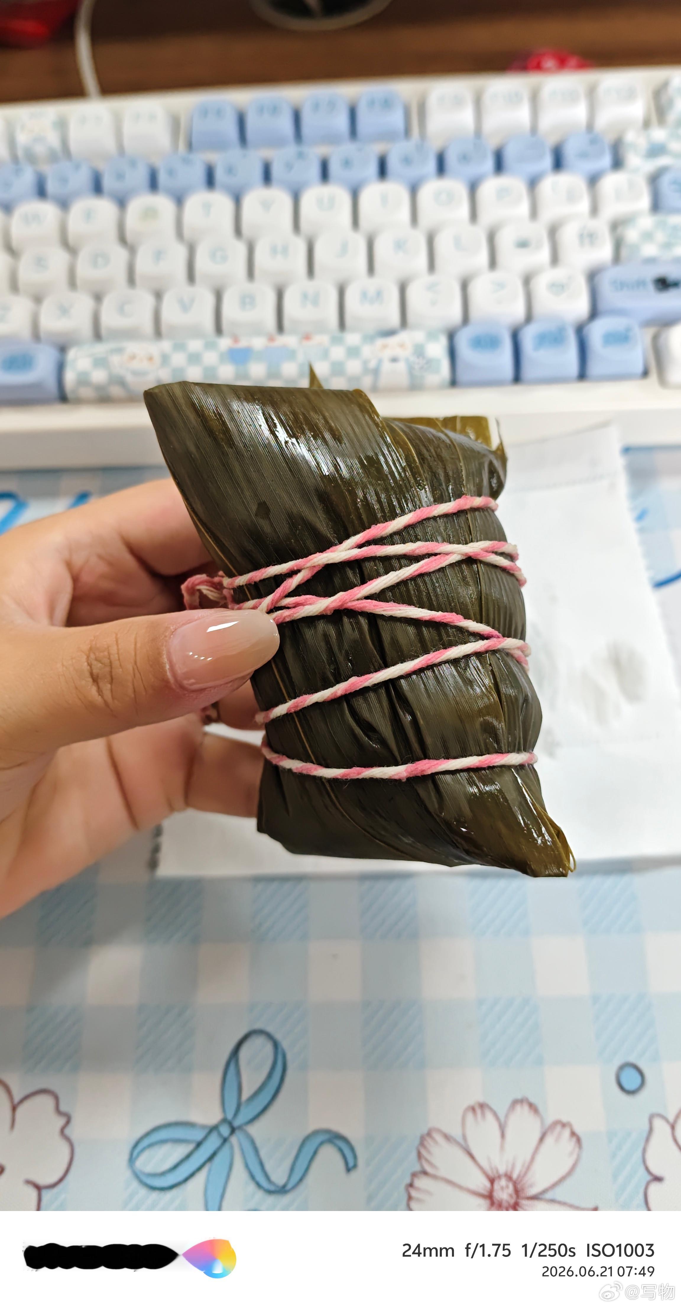 一大早被同事投喂啦，她自己包的粽子！！（尖叫——）红豆大枣馅儿的，咬一口，糯米软