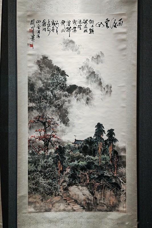 上联：风吹碧波千层浪
下联：雨打青山万点花