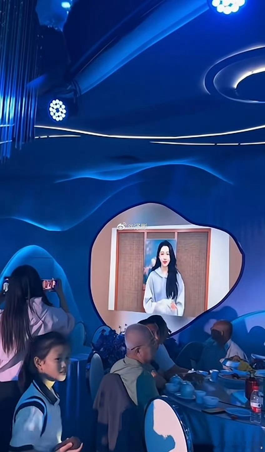 关晓彤助理与黄景瑜发小结婚了 关晓彤助理和黄景瑜发小结婚了，剧里小满和晓丹没在一