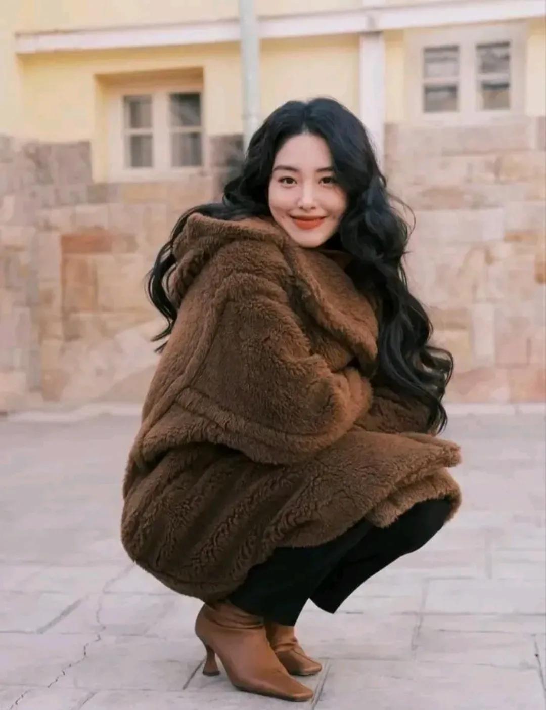 杨采钰的气质好好呀
不愧是女神
身穿泰迪熊大衣
搭配羊卷毛
手拿蓝色小包包
整个