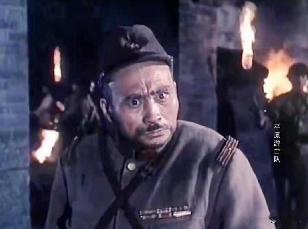 日本鬼子中队长松井（图片一）和他的饰演者（图片二）反差太大了，你知道这位玉树临风