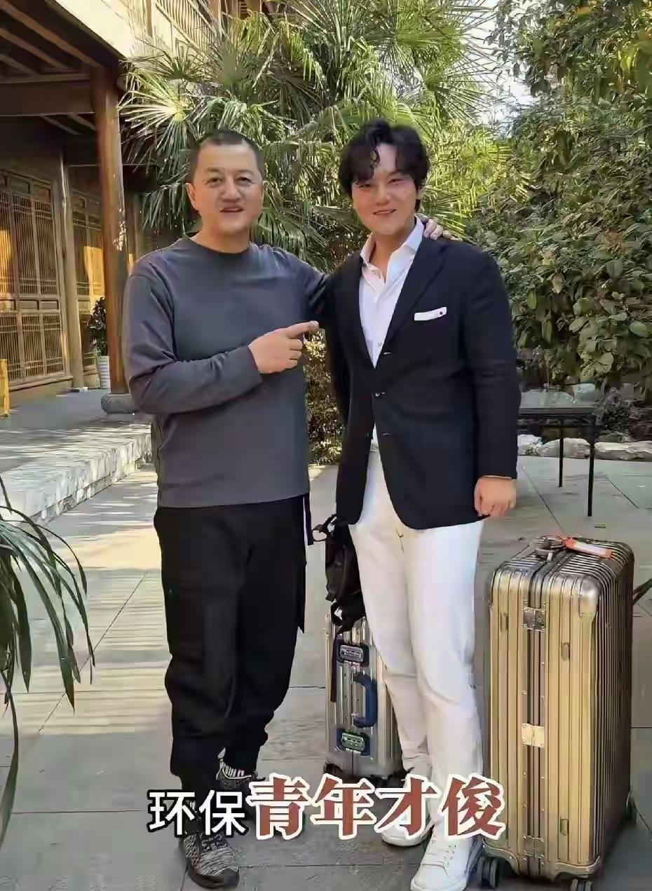 李亚鹏这个年应该过的很不错了，可能是最近几年最舒心的一个春节。
年前李亚鹏直播间