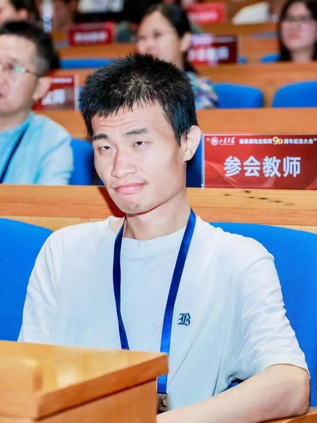 韦东奕的牙齿可能再也补不回来了，他前排的牙掉了好几颗，吃饭都费劲。北大后勤体检说