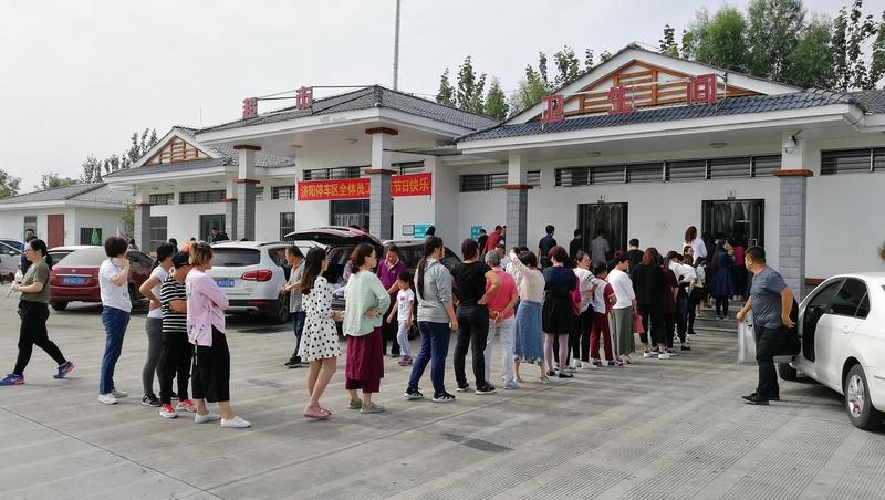 高速服务区女厕所排数十米长龙，这场景太常见了。每次节假日出行，高速服务区里女厕所