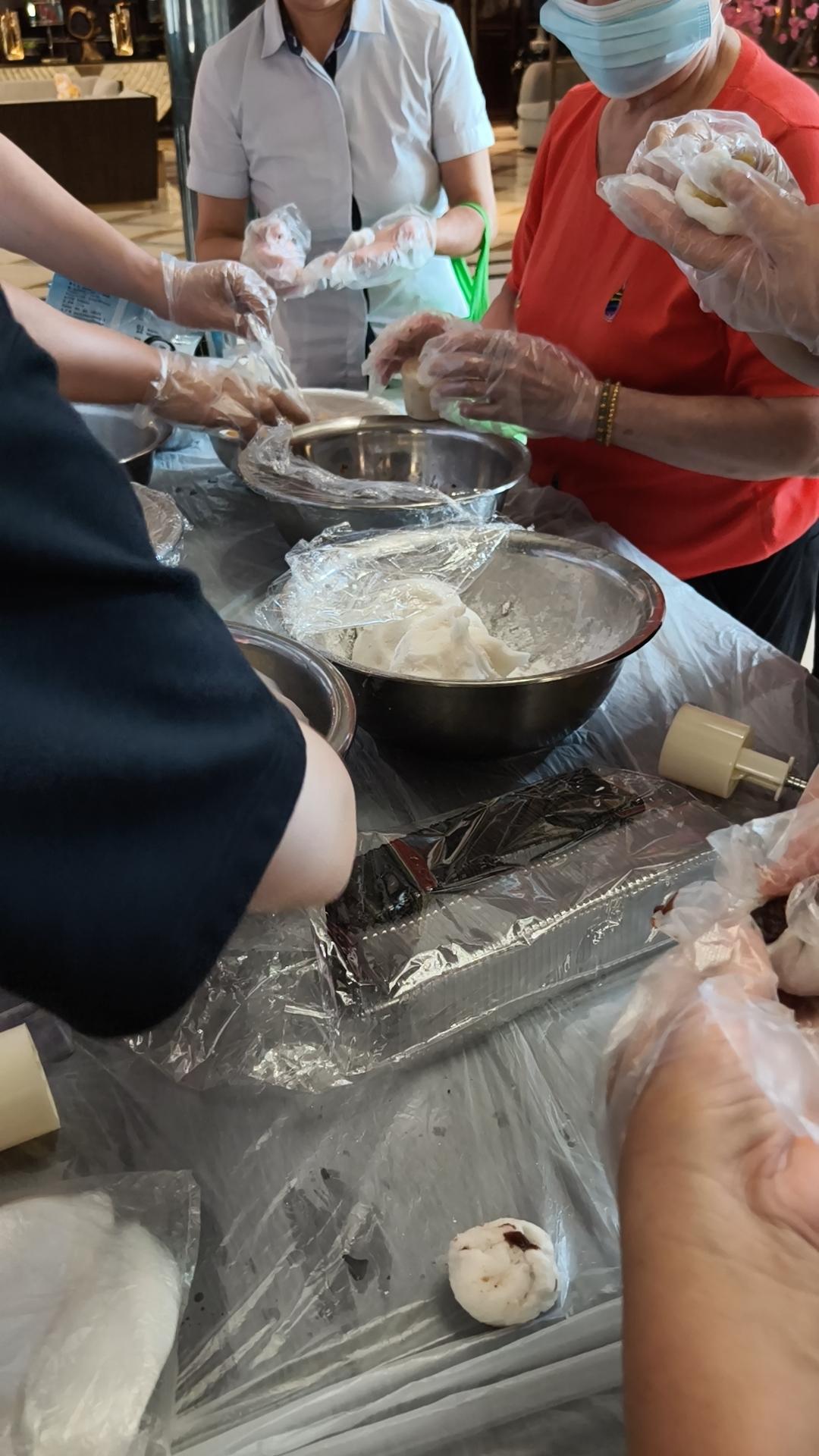 小区中秋办了场手作月饼的邻里小活动，我也凑过去凑个热闹。我从前从没做过月饼，凑到
